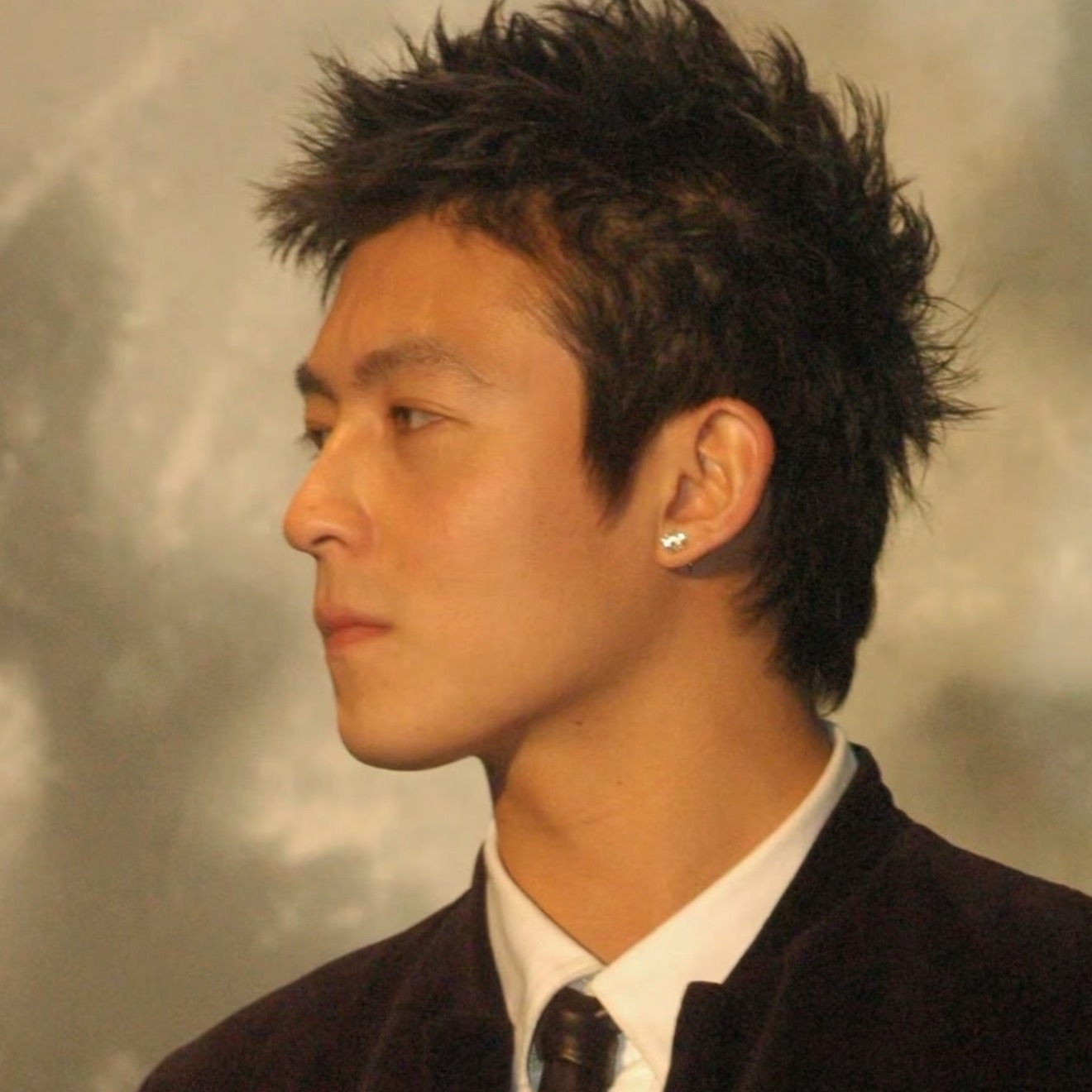 看到陈冠希怎么老成这样了话题下面，不少人吐槽他的颜值，有更多人对他的衰老感觉难