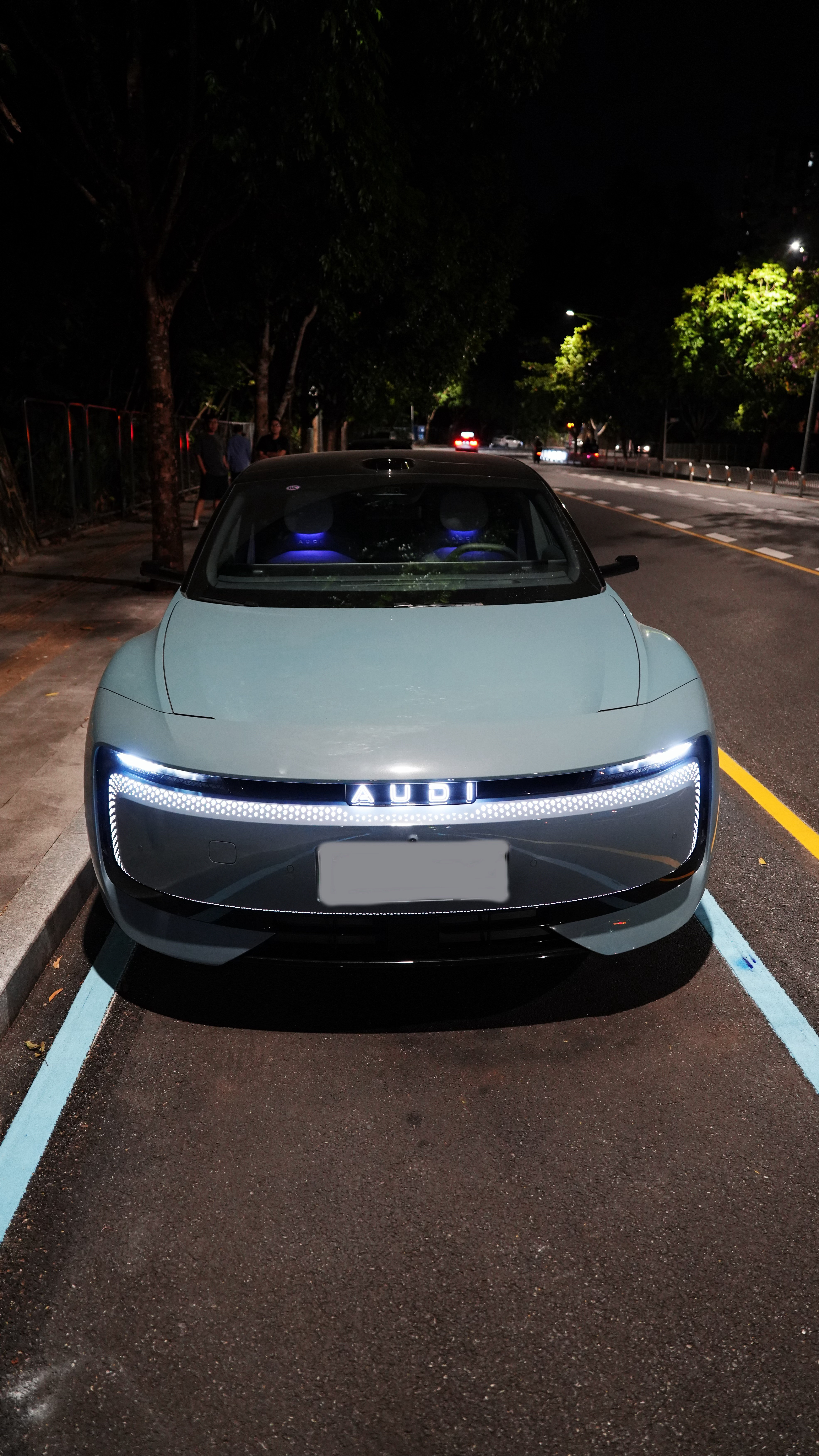 车主没锁车，直接把钥匙抢过来瞅几眼，不错不错，这个外观和内饰深得我心，好的车就应