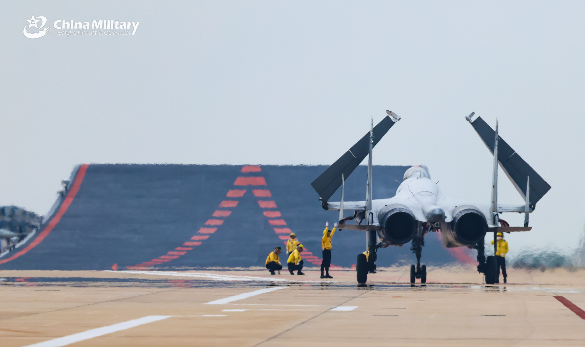 海军航空大学某基地开展舰载机起降训练军事​​​