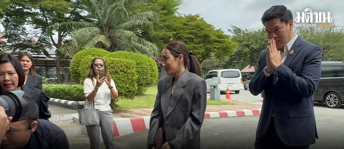萍通塔又去监狱探望父亲他信，已经第三次啦。据报道，泰国前总理他信大女儿萍通塔携妹