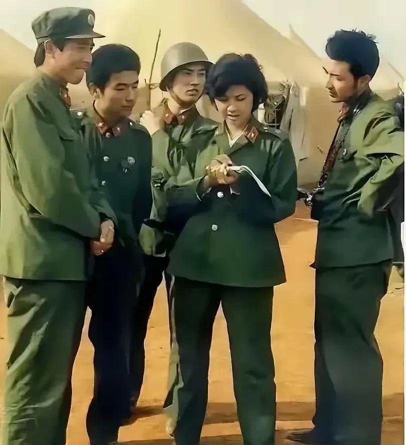 这是1986年，女演员朱琳随剧组来到老山前线，与一些官兵的合影照。照片中的朱琳