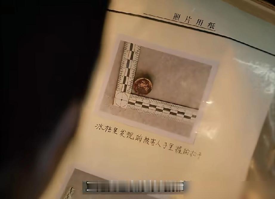 她亲手签了字，把亲弟弟送上了刑场。《余红旧事》大结局，刘娟那支笔悬了半分钟。签下去，弟弟刘阳就是死路