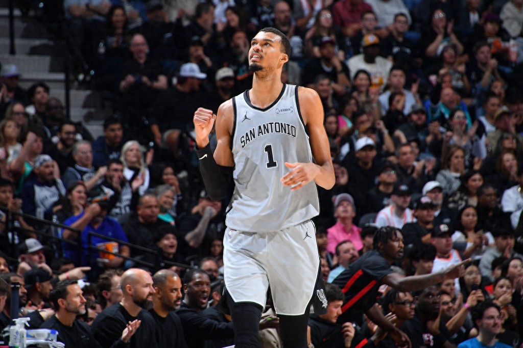 文班真的太吓人了，这个赛季MVP就应该给文班自带防守体系往内线一站