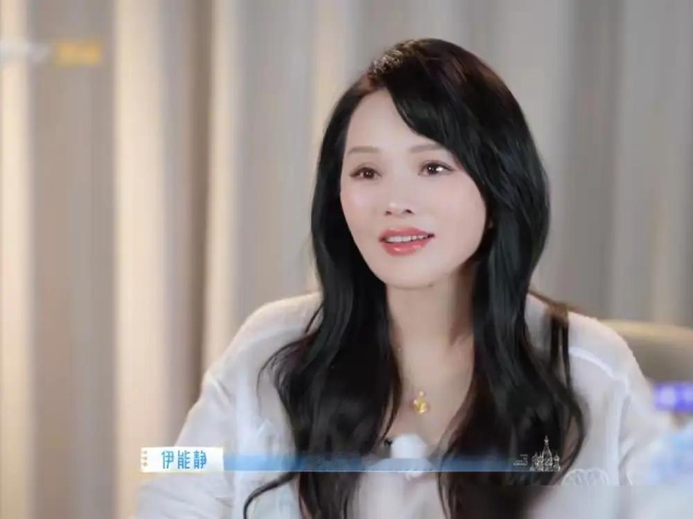伊能静这次发型可能没做对，大斜刘海有点高看上去怪怪的。或许是上了年纪头发少了点的