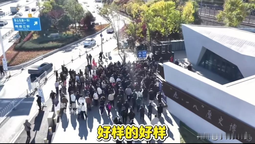 馆长今天可是感受到东北老铁的热情了,其实隔着屏幕的我们,也被感动到了。馆长