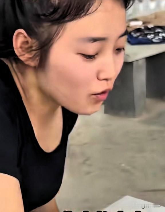 婆婆一脸怒：你为啥出“轨”？媳妇嘟囊道：你也出“轨”了，为啥你出“轨”，我不能