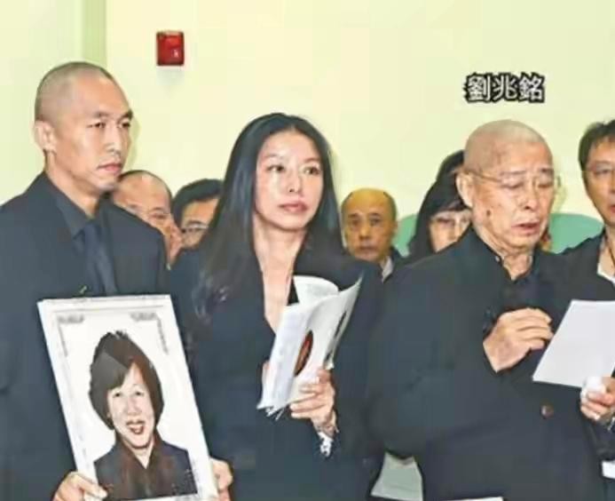 刘兆铭走了，他那一儿一女果然还是没露面。94岁的老戏骨，演了一辈子戏，教过刘青云、吴镇宇，在圈里要人