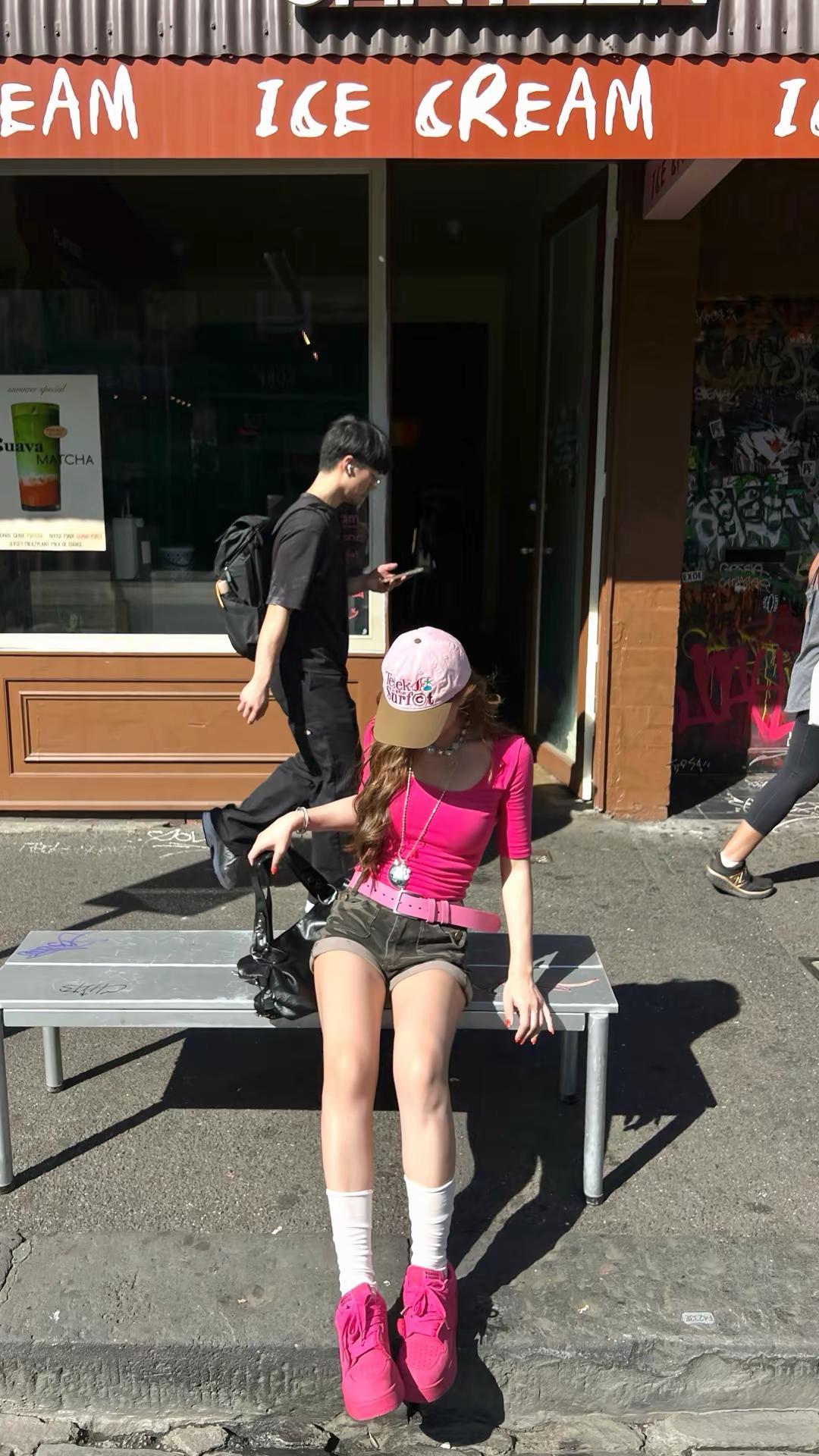 玫红色的权威谁懂。走拍街拍旅行ootd玫红色酷女孩