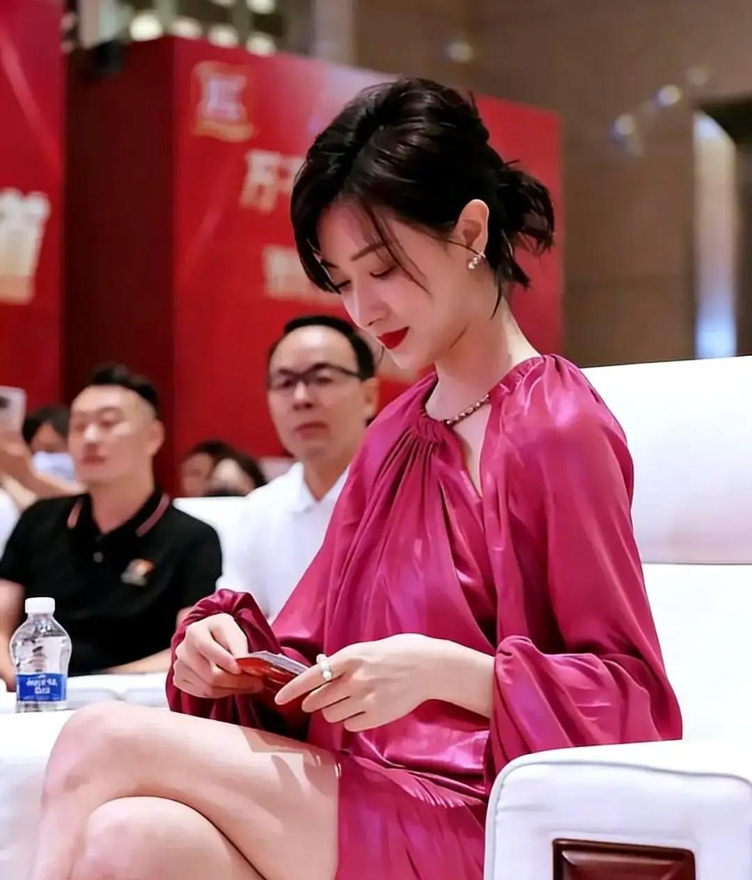 43岁无戏可拍，她靠演技杀回一线被封杀第986天，银行卡只剩三位数。