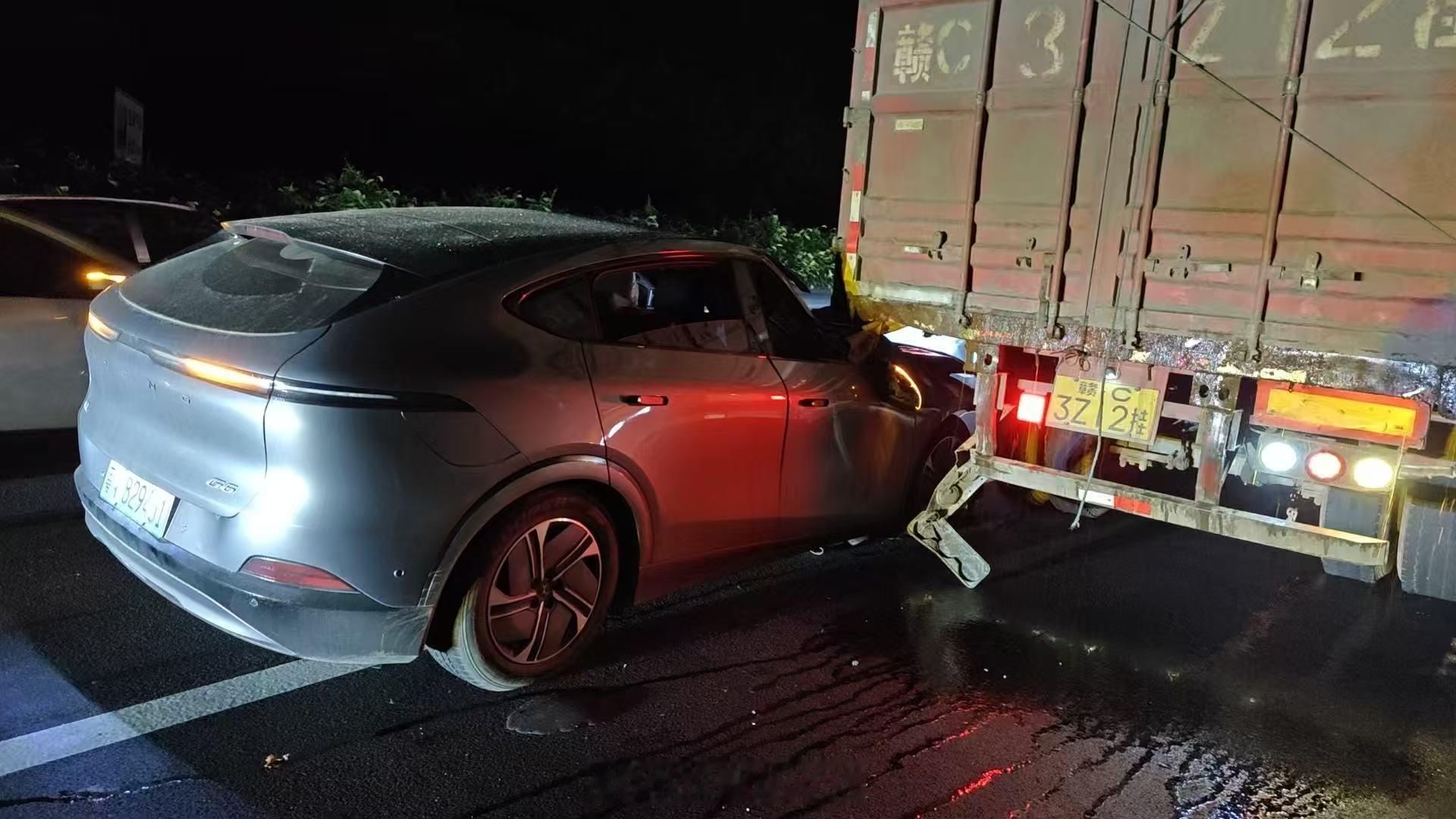 广东高速上演生死时速！小鹏G6以120km/h追尾大货车，剧烈碰撞中，发动机舱零