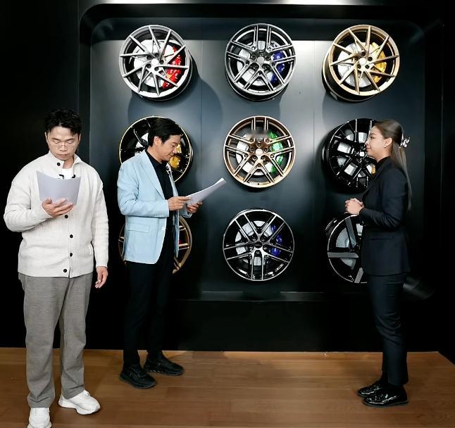 上面的两个轮毂至今没见过。。