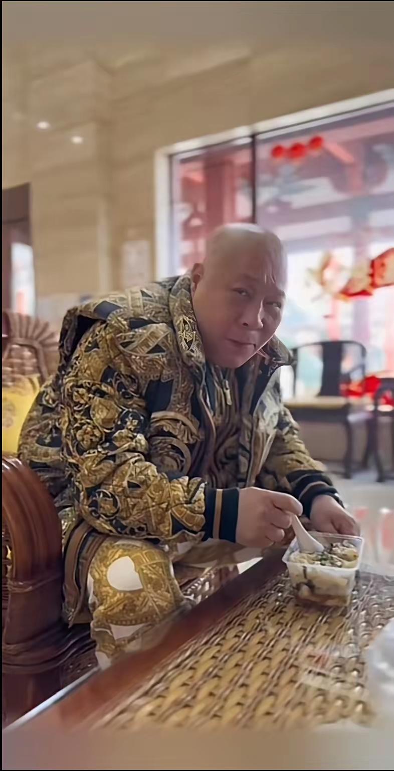 北京猛男李宝敏，真不是一般人！一身价值3万多元，金灿灿的范思哲巴洛克套装穿在