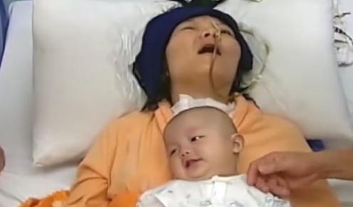 广西女子结婚7年喜怀孕。3个月后，突然头痛异常，倒地不起，成植物人。医生说：“打