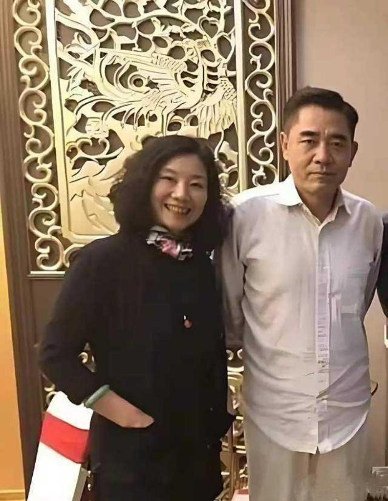 69岁陈宝国夫妇西湖被偶遇！39年婚姻，状态嫩过中年太好磕刷到西湖边偶遇陈宝