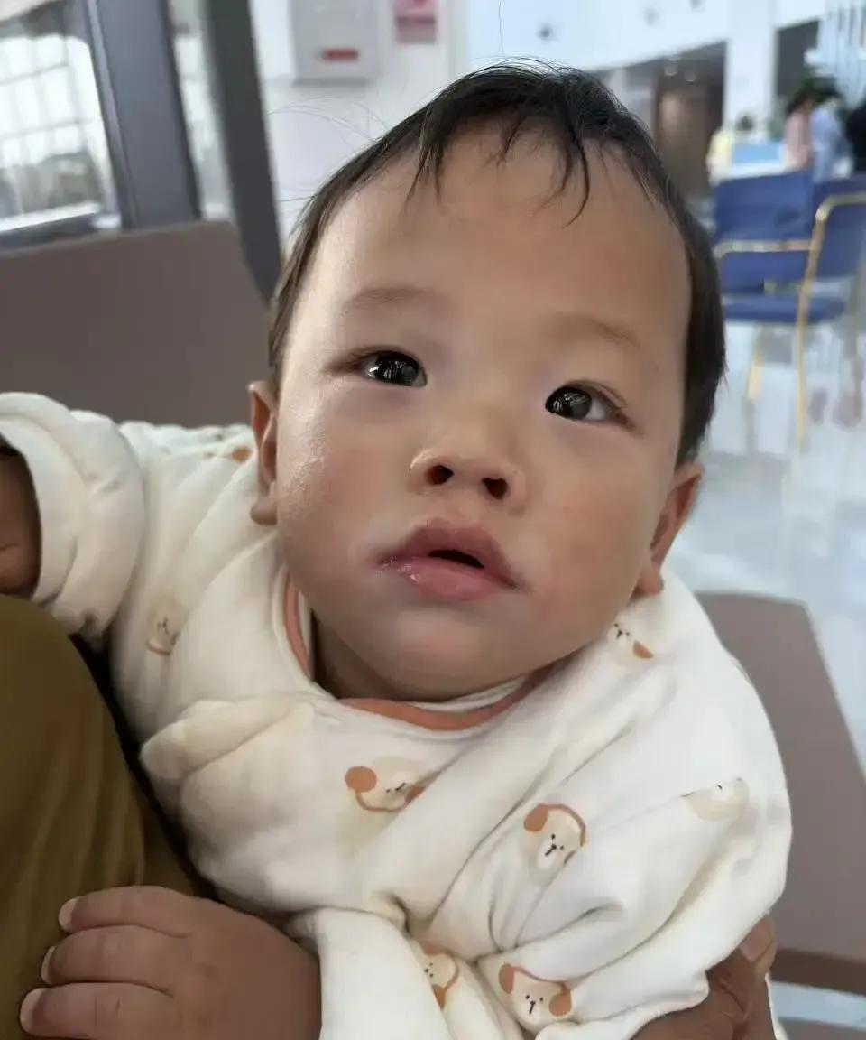 恒宝升宝一起感冒，一个照样蹦跶，一个秒变泪包。家长把镜头对准两兄弟，哥哥自己擤