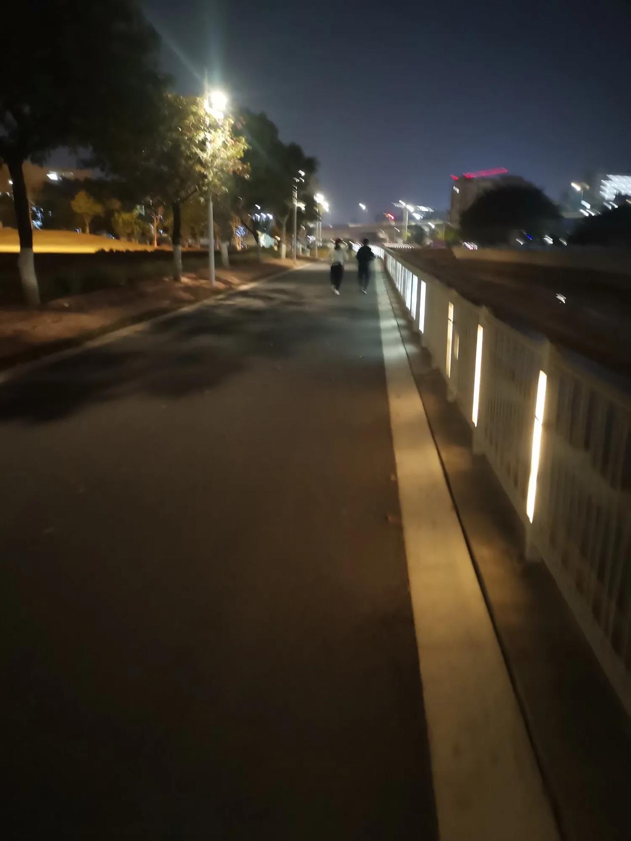 很多人喜欢夜跑，还有一些人凌晨四点多就起床跑步，我是非常不赞同的。夜