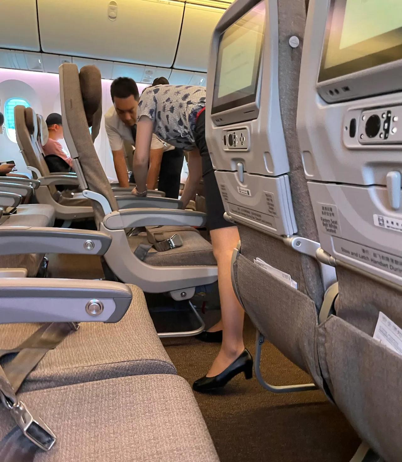 本以为暑假飞机会很挤，没想到空姐空少安全带扣一大片，位子这么空