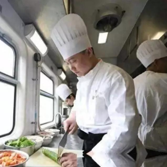 火车明明有盒饭，为啥好多人饿着也不买？老乘务员说出内情坐火车时总能看见怪事