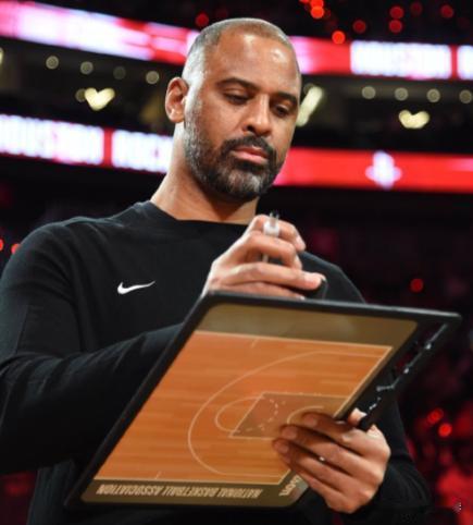 火箭内乱爆发，根源是今年夏天斯通对乌度卡的决策妥协，如今看来形同养虎为患。火箭