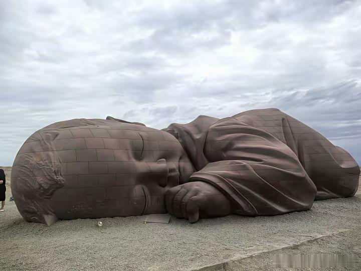 你见过最无耻的双标是什么？​中国最孤独的孩子一一“大地之子”雕塑，位于甘肃省瓜州