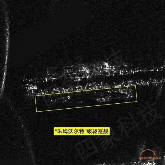 在合成孔径雷达卫星的视角下，可以很明显的看出“朱姆沃尔特”级相比于“伯克”级的雷