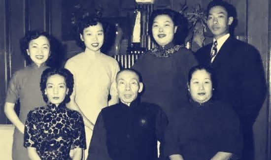 1951年，63岁的杜月笙病重不起，弥留之际他让女儿去银行取来一个保险箱，家人以