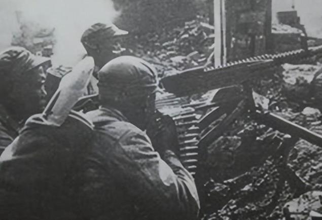 1941年，师长柏辉章正带领102师与日军激战。突然，一名士兵察觉河里不对劲，仔