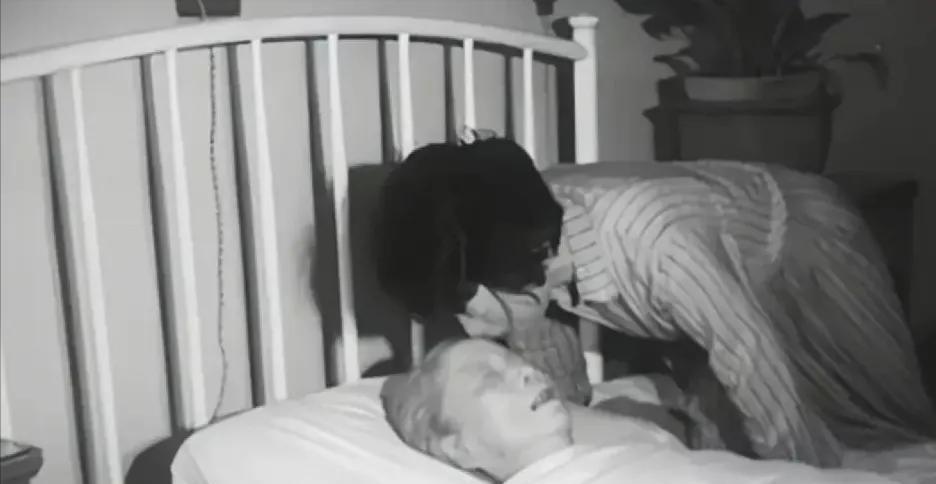 1992年邓颖超逝世后，秘书赵玮俯下身，在额头上深深一吻，让这张感人至深的照片，