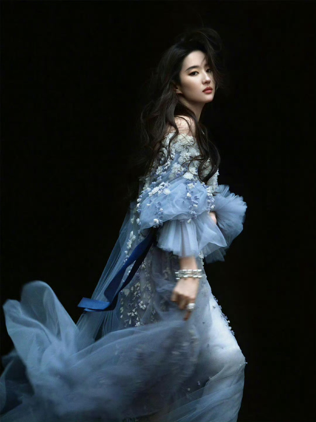 切换视角看刘亦菲：美在细节里，更在多面中​​​