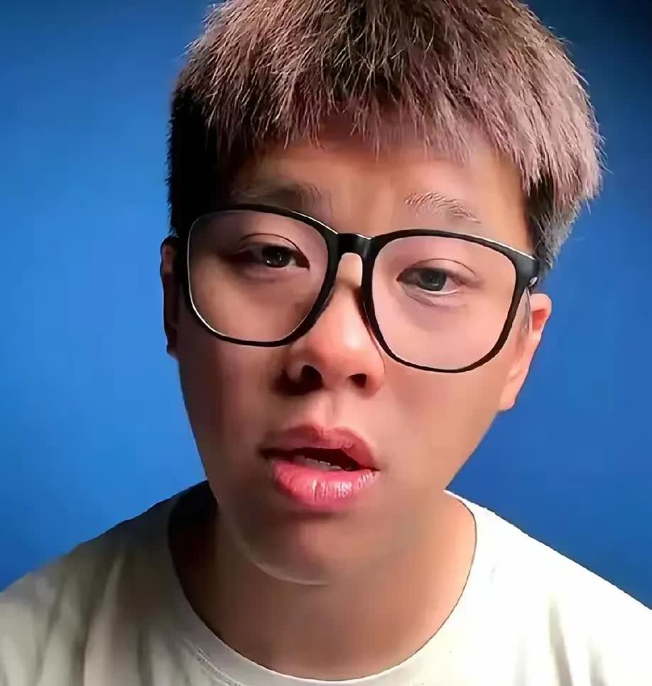 葛斯齐今天哭了！原来他最近手头紧的事儿被汪小菲知道了，私下里还主动帮他牵线介