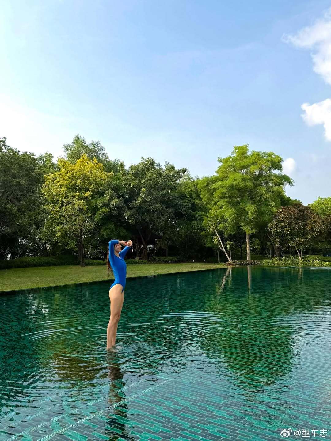 谷爱凌何超欣比基尼照谷爱凌住的是曼谷的RAKxa，泰国顶级的医疗养生中心之一，真