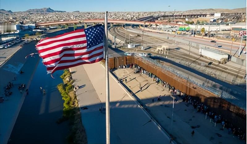 美国160万移民“自愿离美”，美国政府不仅为这些人提供免费的机票，还能白得100