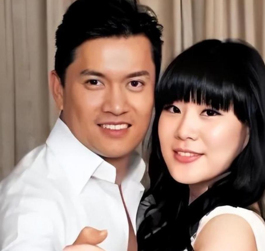 1998年在深圳的一次饭局上，吕良伟认识了他的第三任妻子杨晓娟，当时吕良伟正处于