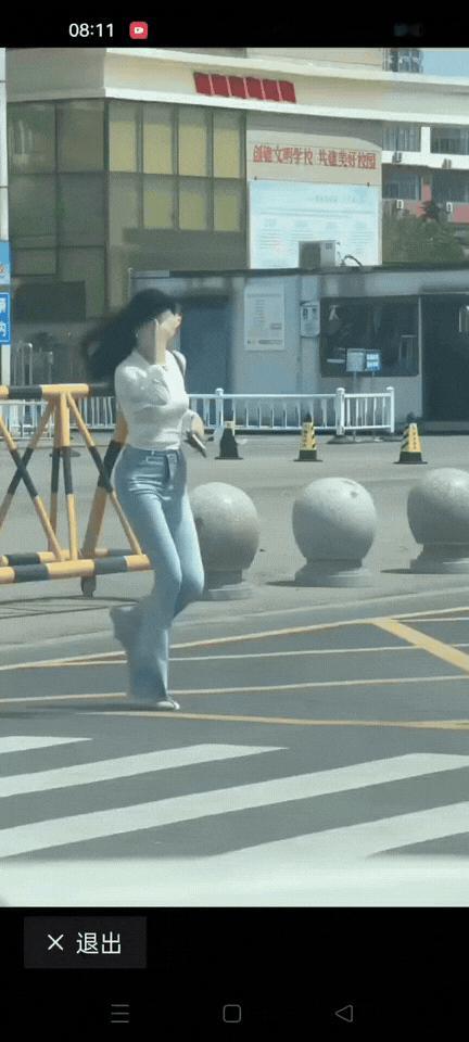 美女过人行道，这身材，这颜值，绿灯亮了，司机忘记起步。美女气质高，自带仙气，走