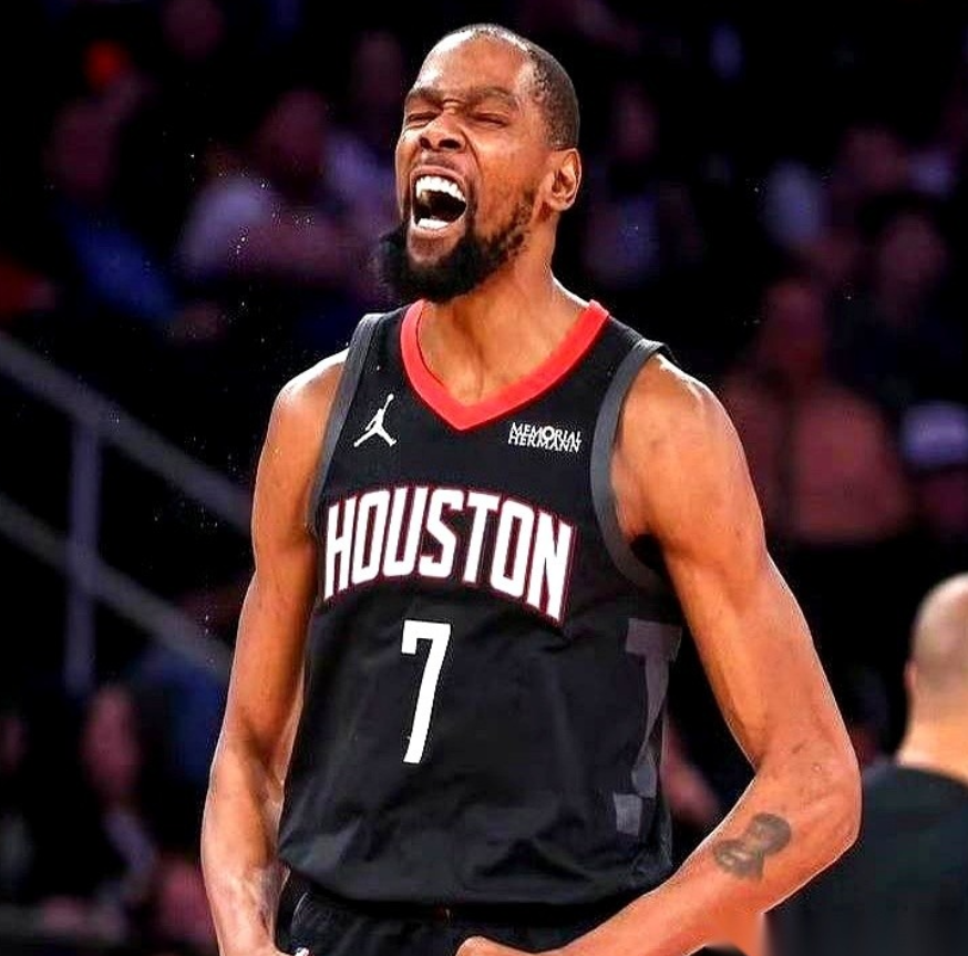 杜兰特的膝盖又亮红灯了，消息是刚从更衣室门口传出来的。记者DanWoike证