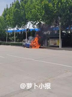 命保住了，但是看着真心疼。50万进口电动汽车，行驶中车内着火，司机下车3秒就爆