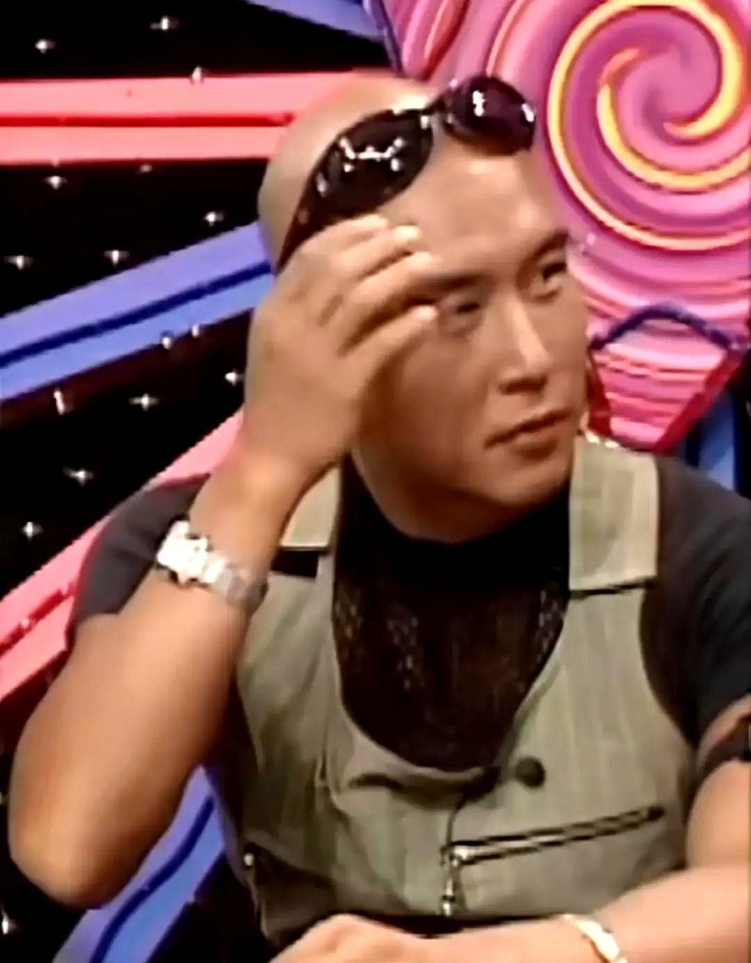 大S这辈子做的最疯的事，不是嫁汪小菲，而是每周乔装打扮。当年他为了事业在记者会