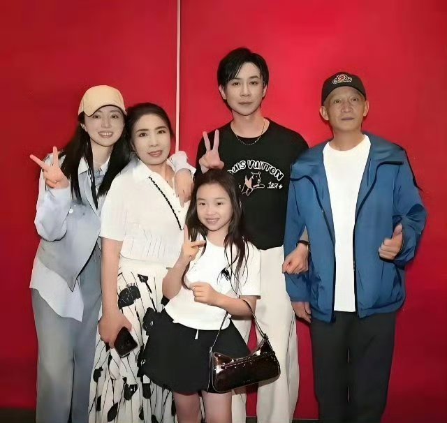 董璇张维依与父母女儿合影，张维依脸好白，真的是应验了那句老话​​​