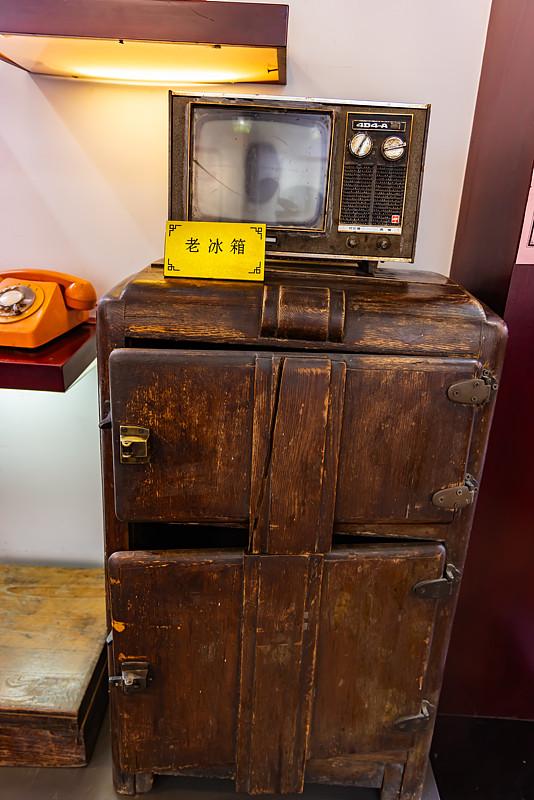 家里那台98年的老容声冰箱，搬了三次家到现在还在转，除了噪音大点啥毛病没有。去年