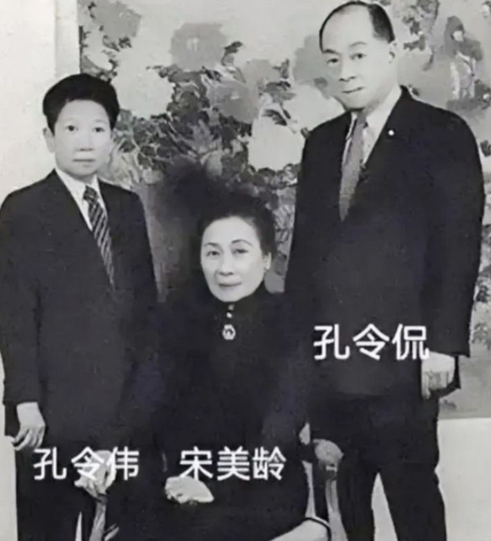 1994年，孔令伟去世，其姐孔令仪为她脱去男装，换上旗袍，画上淡妆，随后低头啜泣