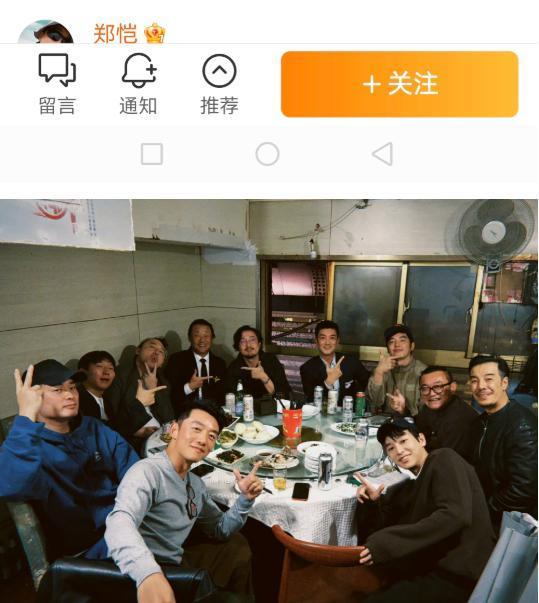 这张照片的含金量太高了！12月1号晚上，郑恺竟在上戏80周年庆的时候，