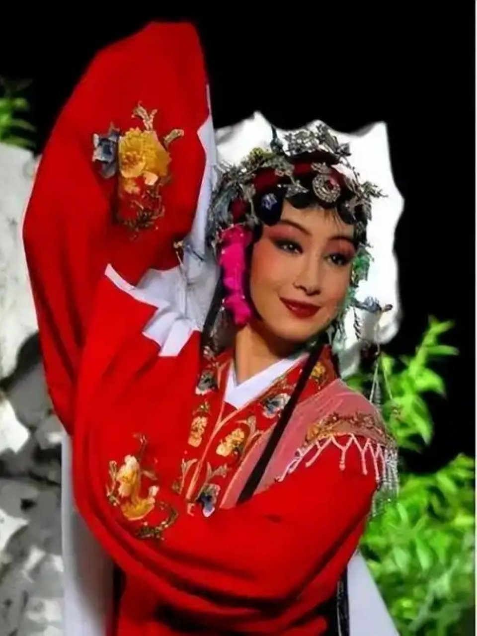 在2026年热播的由张艺谋监制的年代大剧《主角》中，秦海璐饰演秦腔剧团台柱子花彩