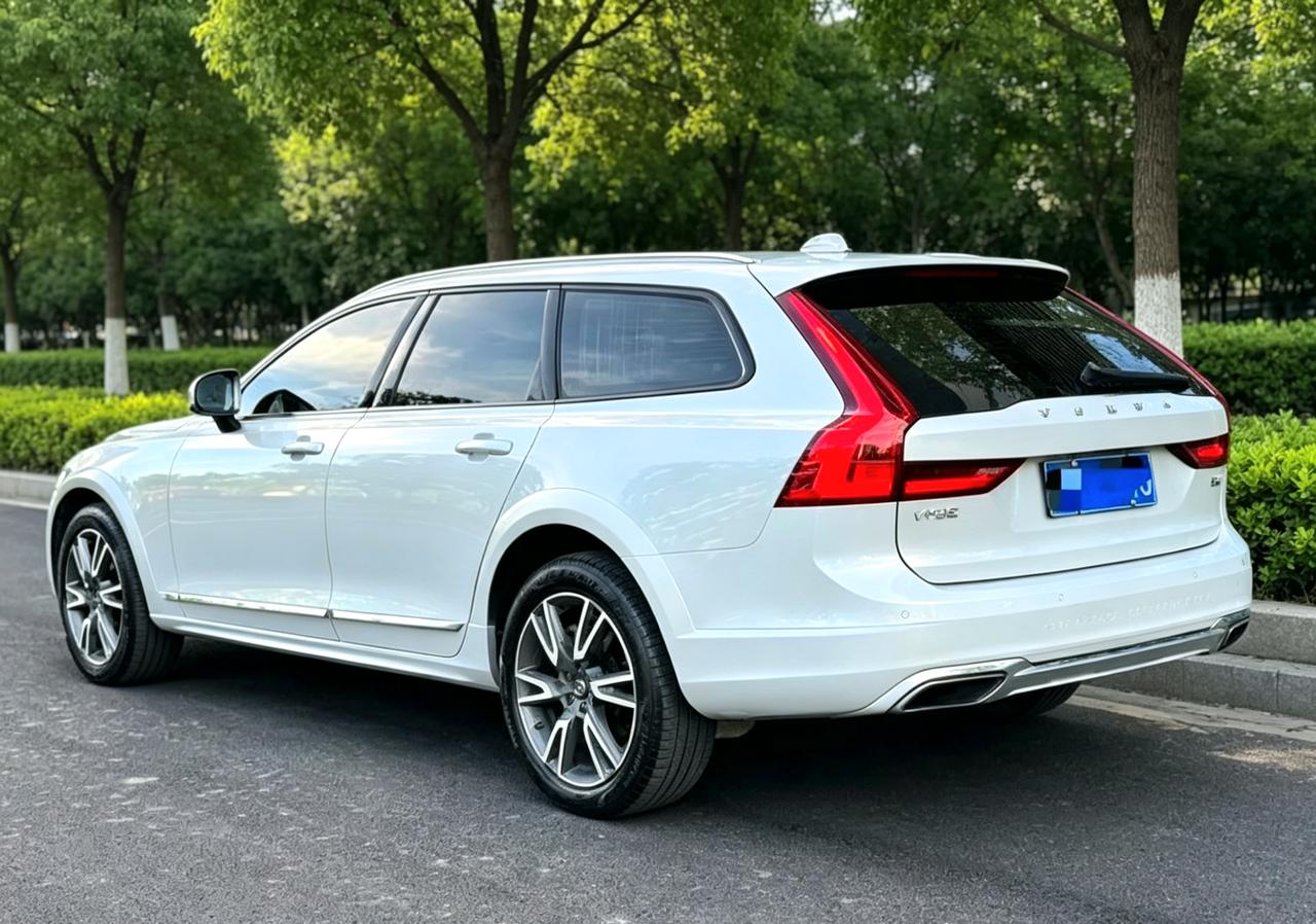 这是沃尔沃v90的crosscountry。国内第1款旅行车应该是奥迪的草原狼