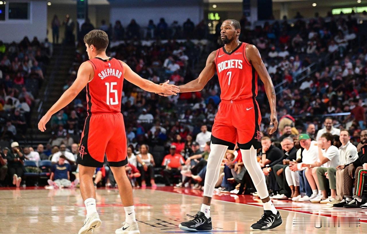 杜兰特是个好大哥！大胜奇才赛后，杜兰特谈到谢波德的表现，他表示：说实话，很多