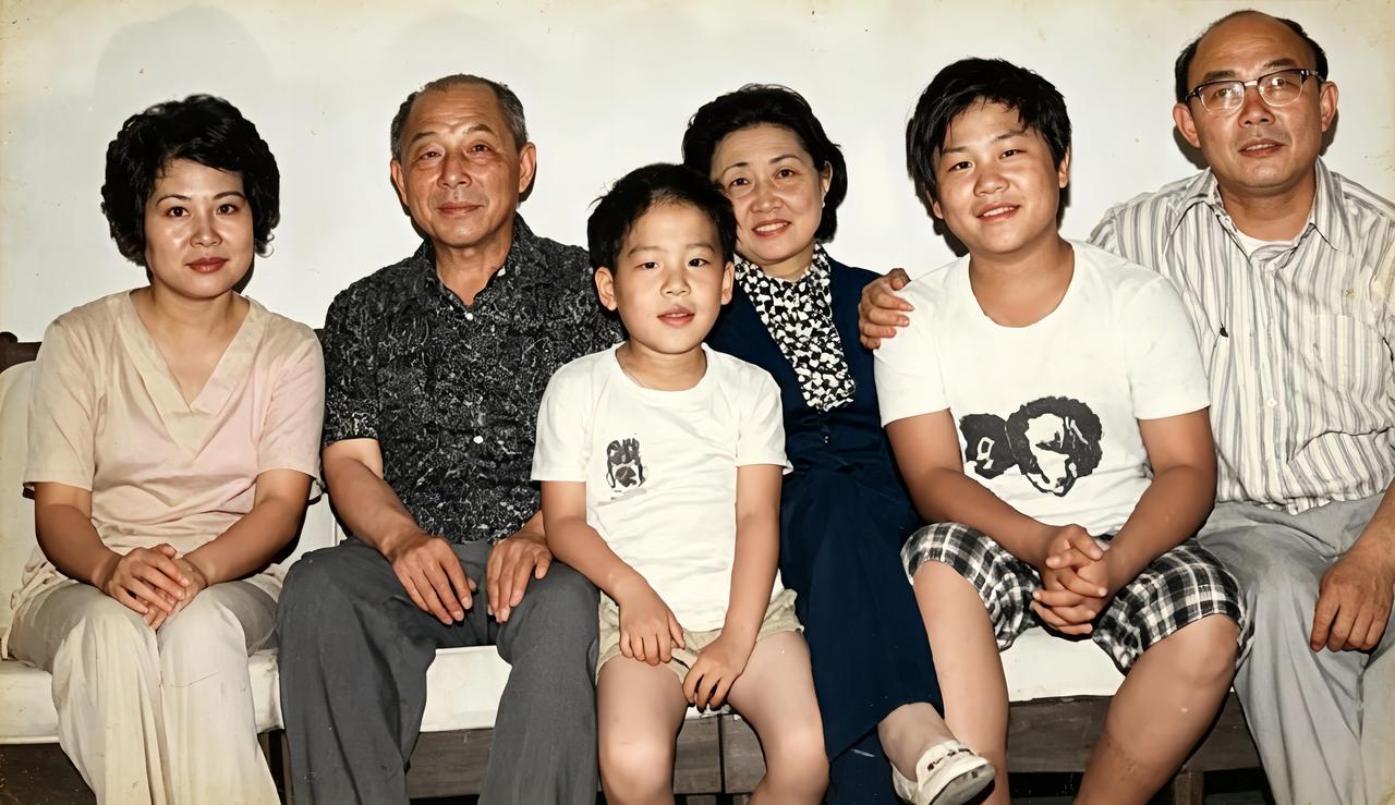 这是张汉卿、赵一荻夫妇与儿子张闾琳一家。张汉卿虽然有四个儿子，但他与赵一荻只有一