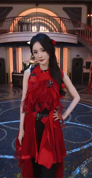 密逃7全体表演团体舞，以性感大美女杨幂打头，也穿着火红的裙子！论跳舞行不行的，