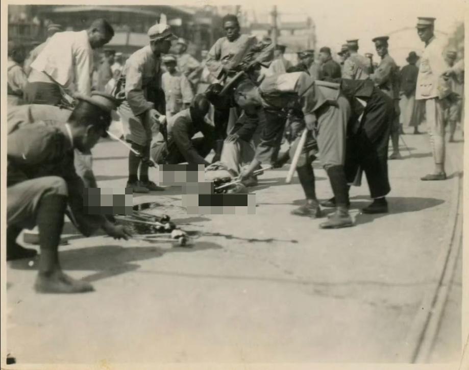 1925年，天津法场沾人血馒头不仔细看还以为是糖葫芦这反映了清代和民国初期中国