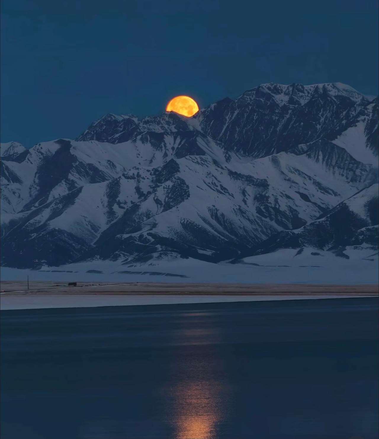 蓝调时刻丨1.3赛里木湖日落实况🌕快被赛里木湖的满月刷屏了这画面也太绝了吧