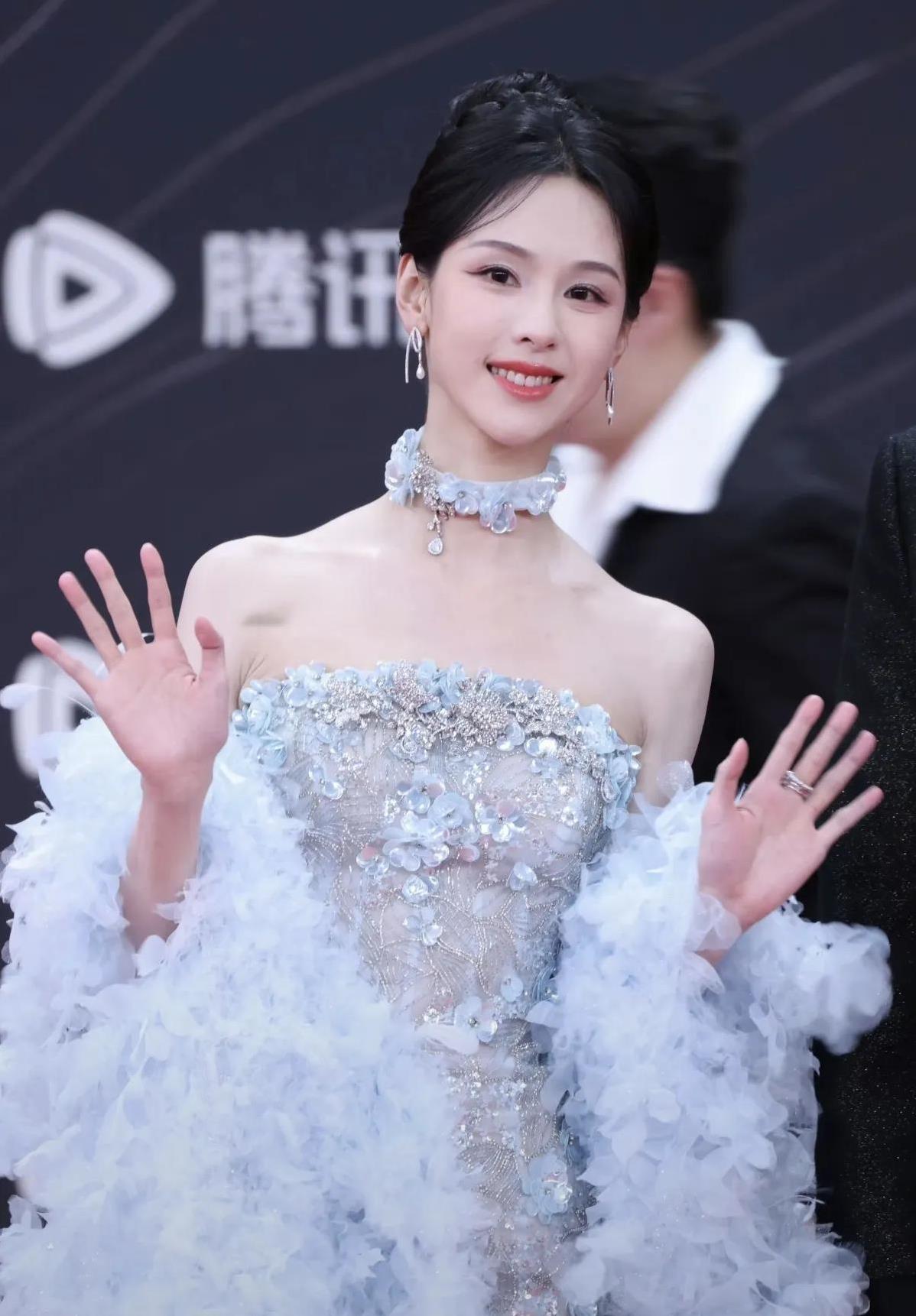 她真好看啊，超自然，超自信，看完心情都好了[比心]状态好好，我就感觉陈都灵脸上有