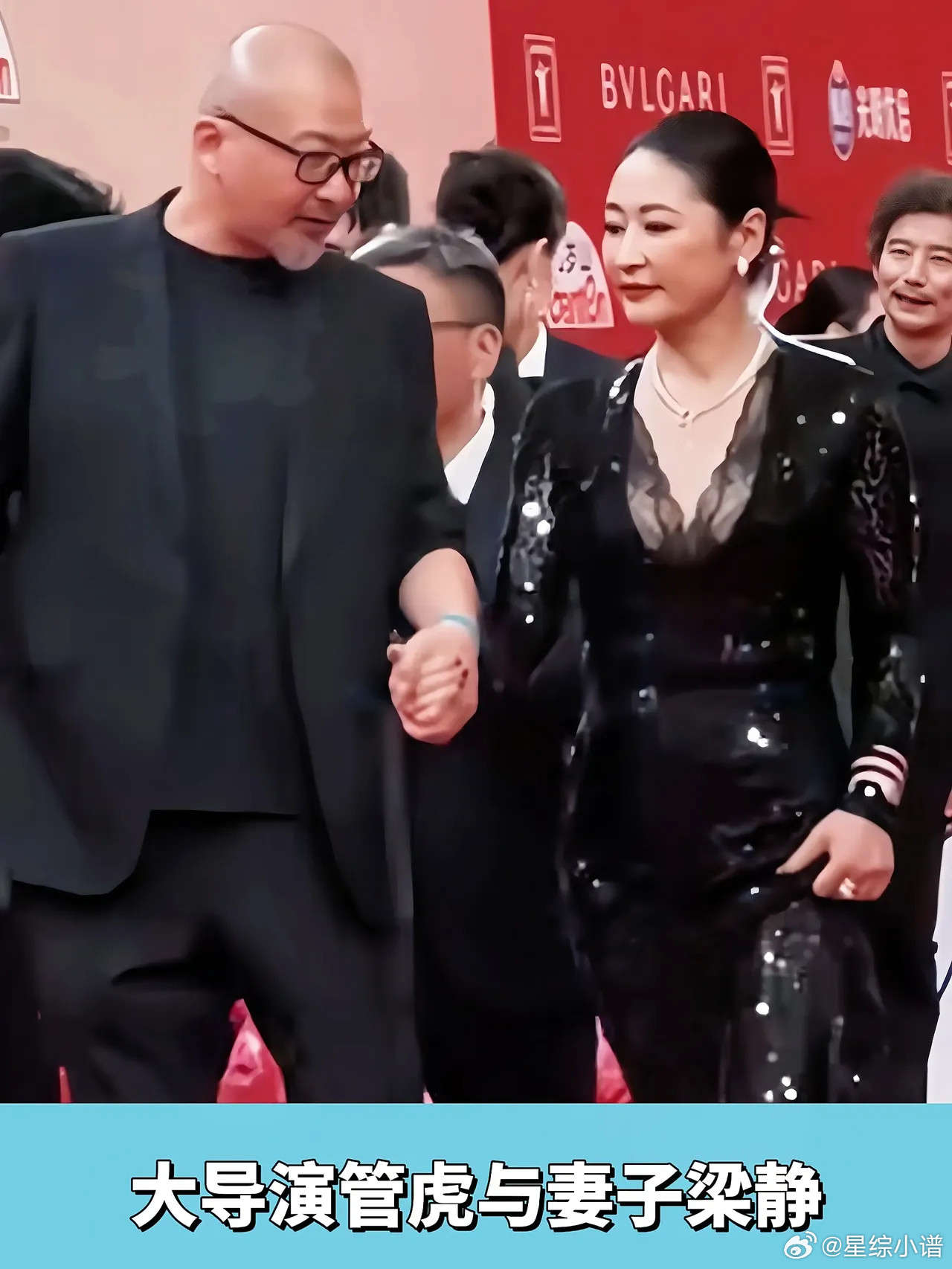 知名大导演管虎携妻子梁静甜蜜牵手亮相活动现场。二人身姿挺拔、气质出众，状态极佳，